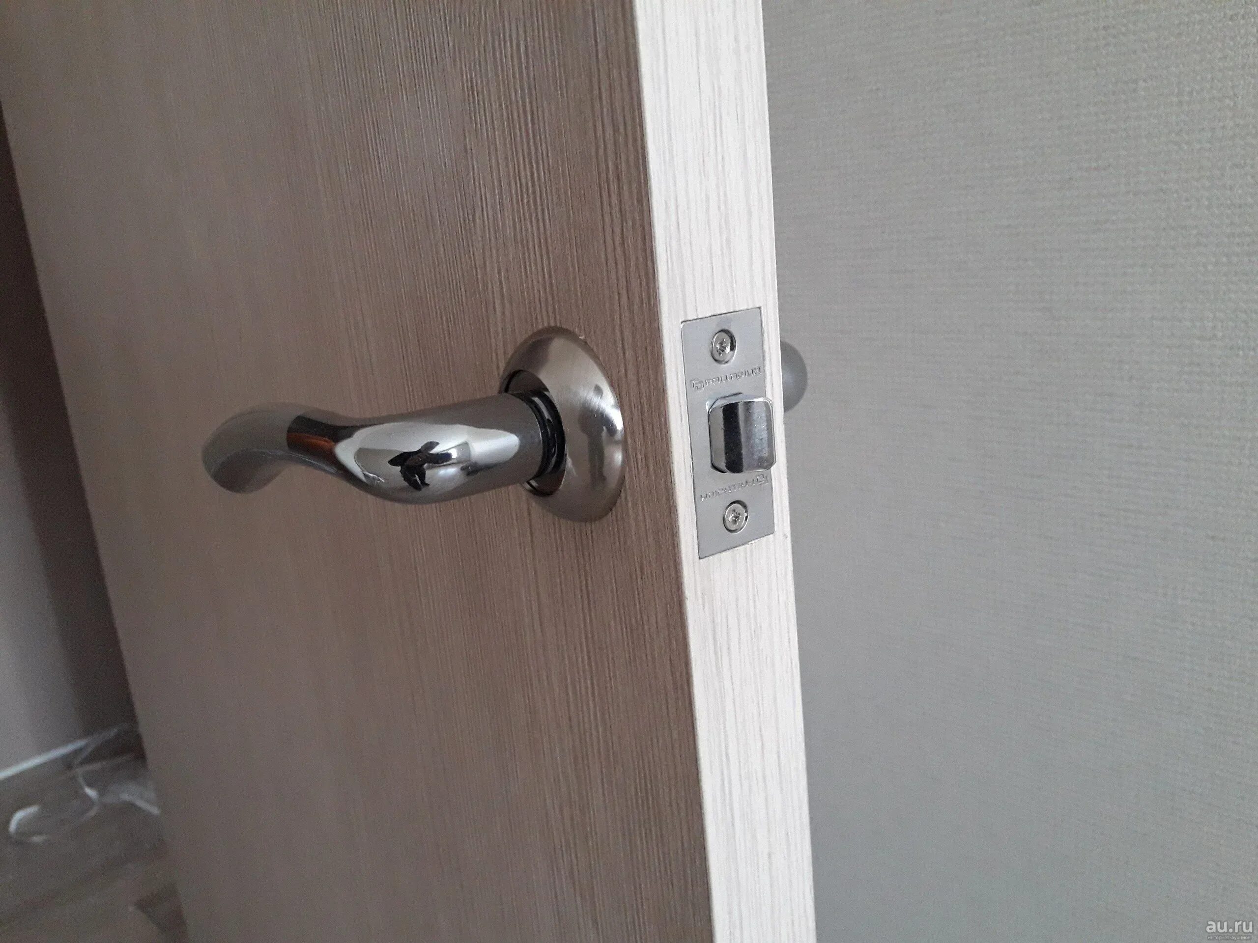 Двери царга врезка замков. Установить защелку двери. Монтаж замка в межкомнатную дверь. Дверные ручки с фиксатором для межкомнатных дверей. Установить защелку двери.