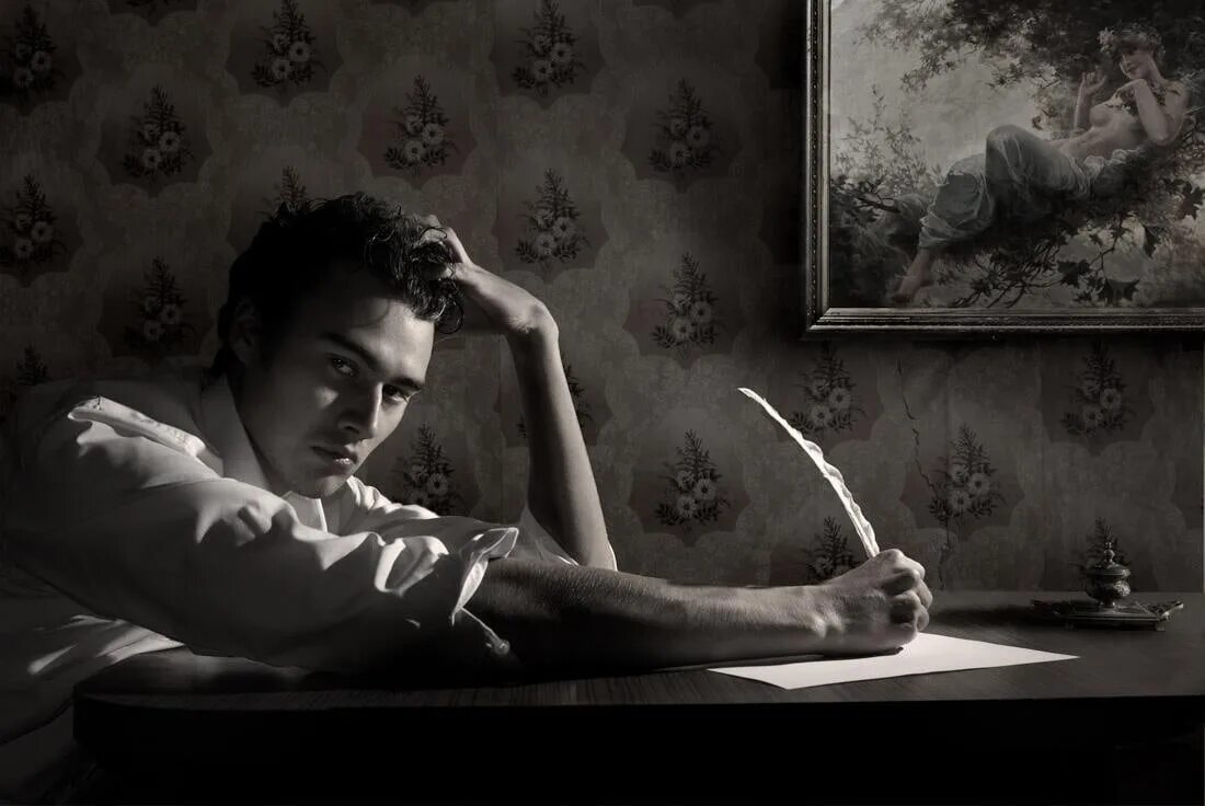 Если человек пишет с добрым утром. Муки творчества. Мужчина писает. Грустный поэт. Парень пишет только ночью.