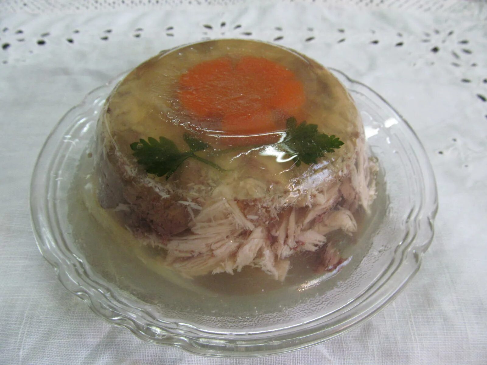 Холодец из куриных окорочков с желатином рецепт. Заливное из курицы. заливное из курицы с желатином. русская закуска заливное. заливное в креманках.