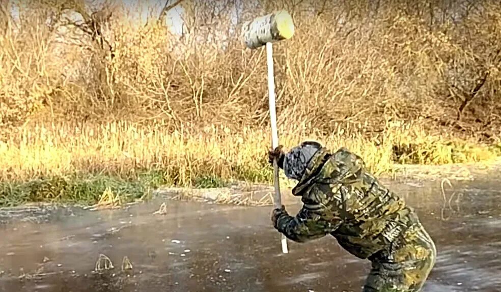 Я ловлю ловлю 17. Рыбалка с колотушкой по первому льду. Колотушка рыбу ГЛУШИТЬ. Дубинка ГЛУШИТЬ рыбу. Палка для рыбалки.