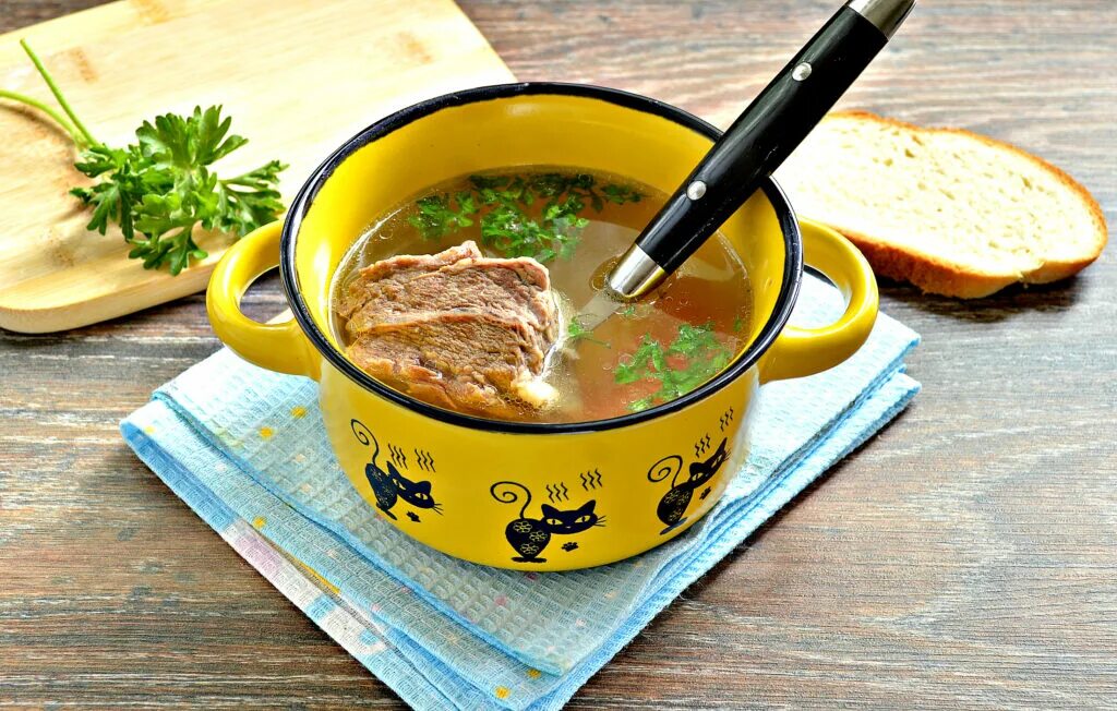 Вкусный говяжий бульон. Наваристый говяжий бульон. мясной бульон. костный бульон. костный бульон говяжий.