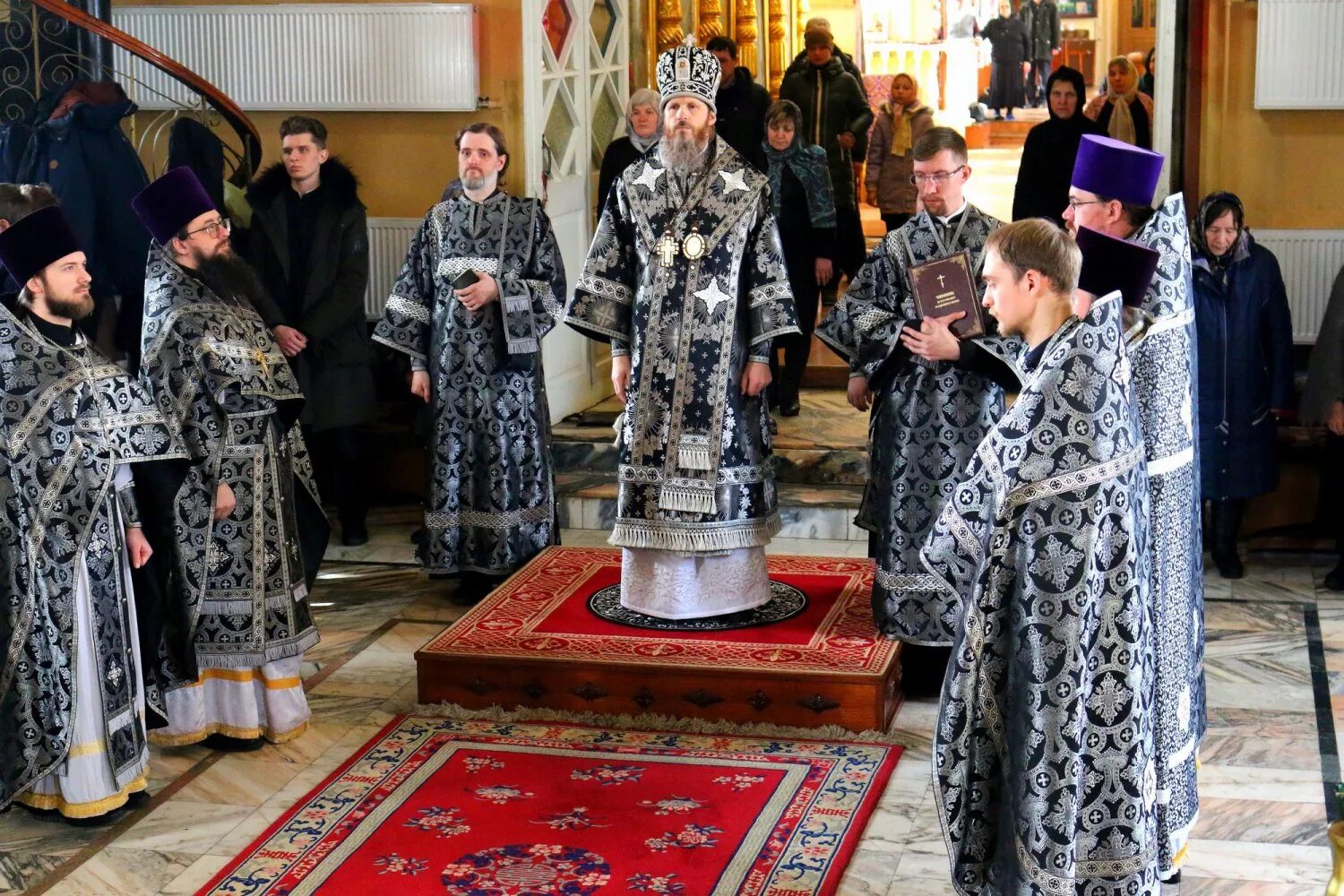 Епископ Варнава Сафонов в Покровском храме г. Усть-Каменогорска. Епископ Варнава. Енисейская епархия Великий пост фото. Литургия в первую неделю великого поста