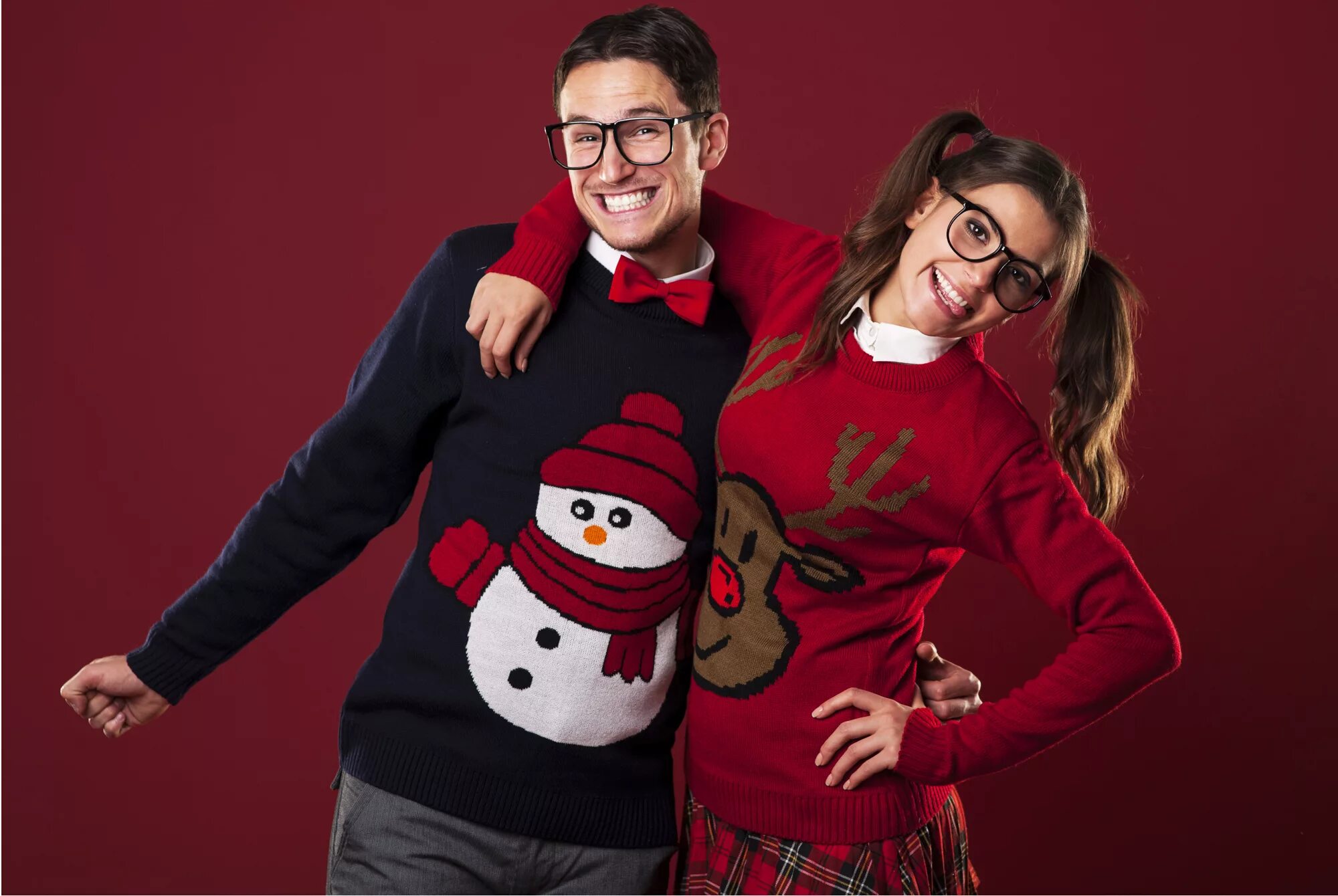 Новогодний Nerds. Парочка ботаников. Couple wearing one Sweater. Nerd stock. Fun wear