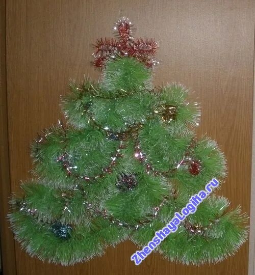 Елка на стене из мишуры и гирлянды. Как сделать елку из мишуры на дверь. Как сделать елку из мишуры на дверь. Елка из мишуры на дверь. Елка из мишуры.