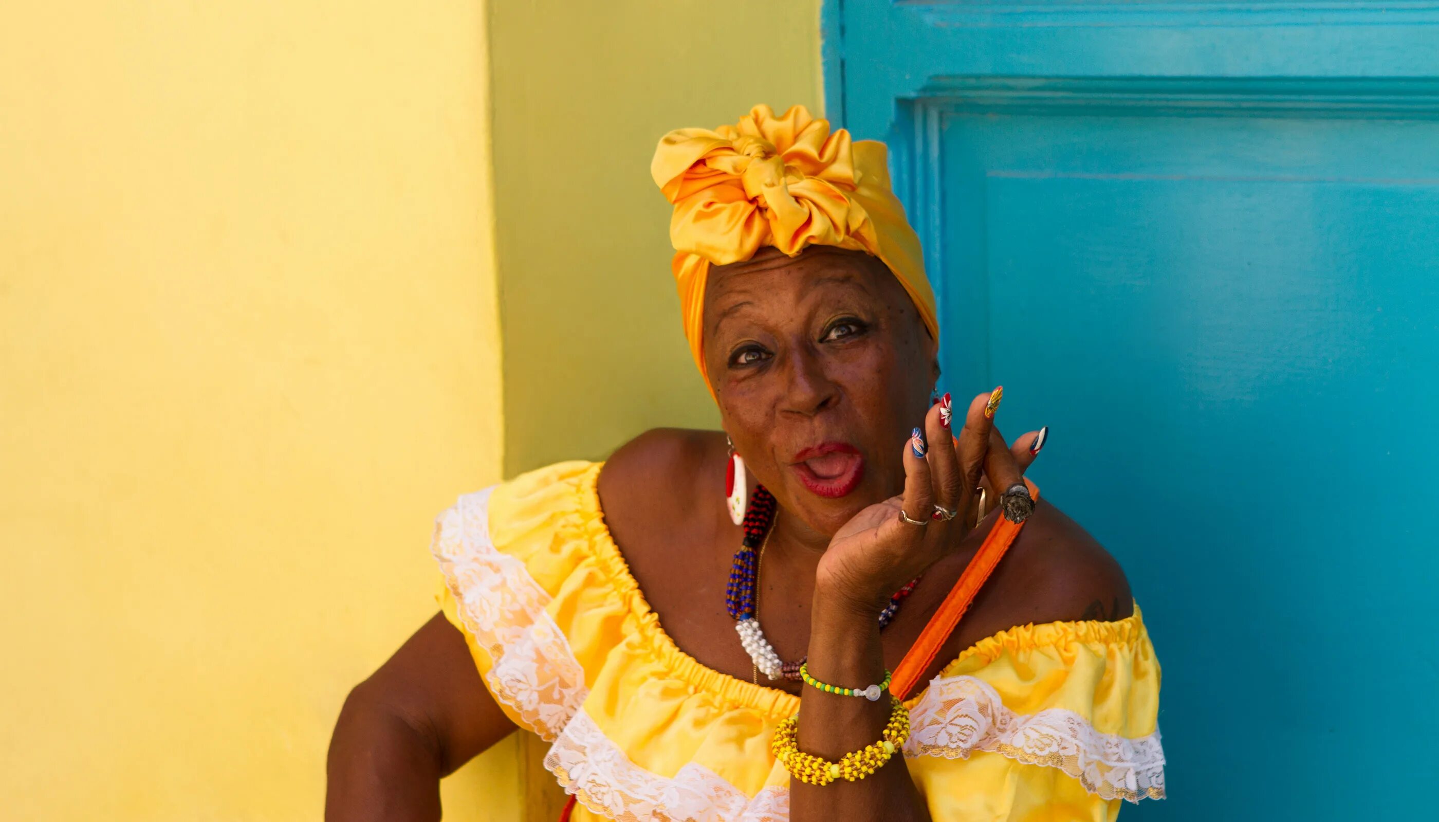 Кубинские женщины. Бабушки Кубы. Куба бабушка с сигарой. Куба женщина с сигарой. Чернокожая бабушка