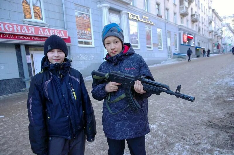 Около пятнадцати. Школьник с оружием. Школьник с автоматом. Ребенок с автоматом. Человек с автоматом.