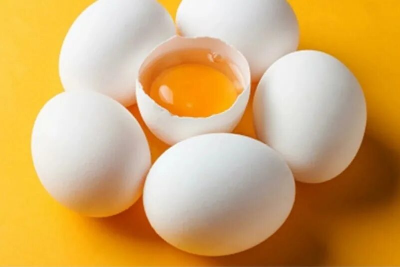Почему яйцо оранжевое. Яйцо куриное белое. Желтое яйцо на белом фоне. Белое яйцо на белом фоне. Яйца домашние белые.