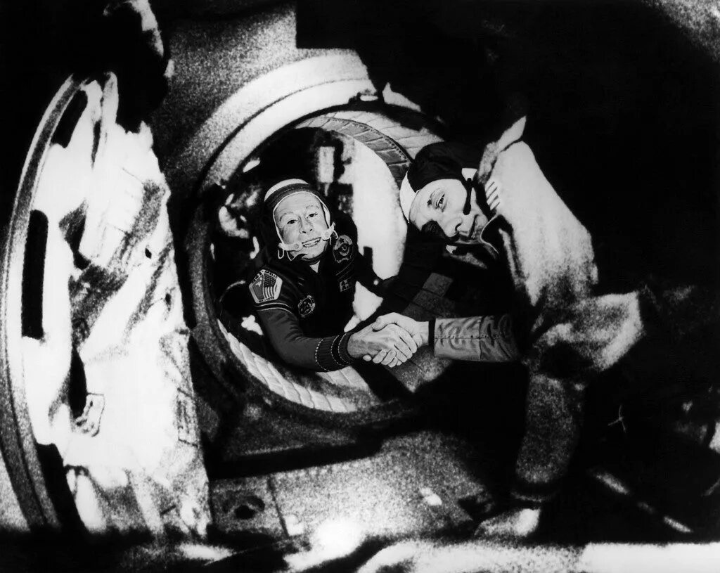 17 июля 1975 года. Союз Аполлон Леонов Стаффорд. Союз Аполлон экипаж Союз-Аполлон 1975.