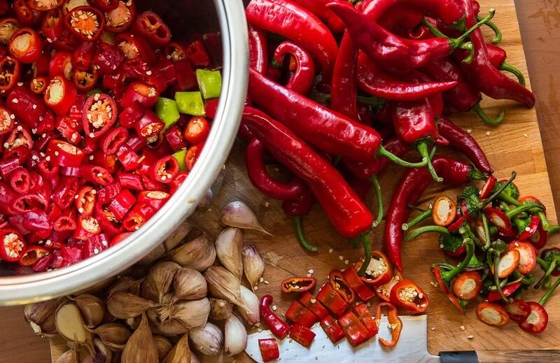 Острый перец на зиму колечками. Перец острый. перец острый аджика. острый перец приправа. перец горький для аджики.