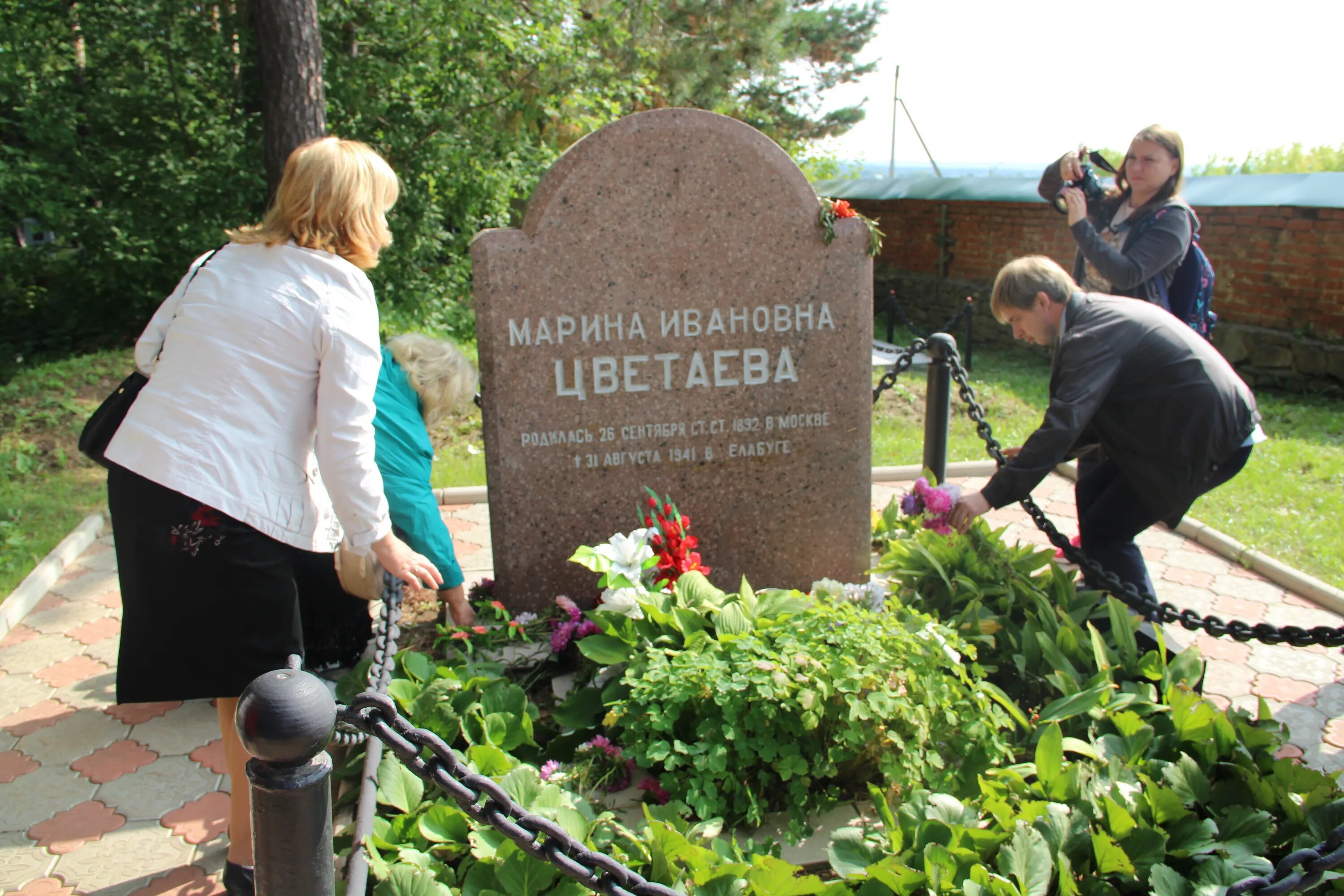 Цветаева похоронена. Могила Марины Цветаевой. Могила Марины Цветаевой в Елабуге. Могила Цветаевой. Памяти Марины Цветаевой.