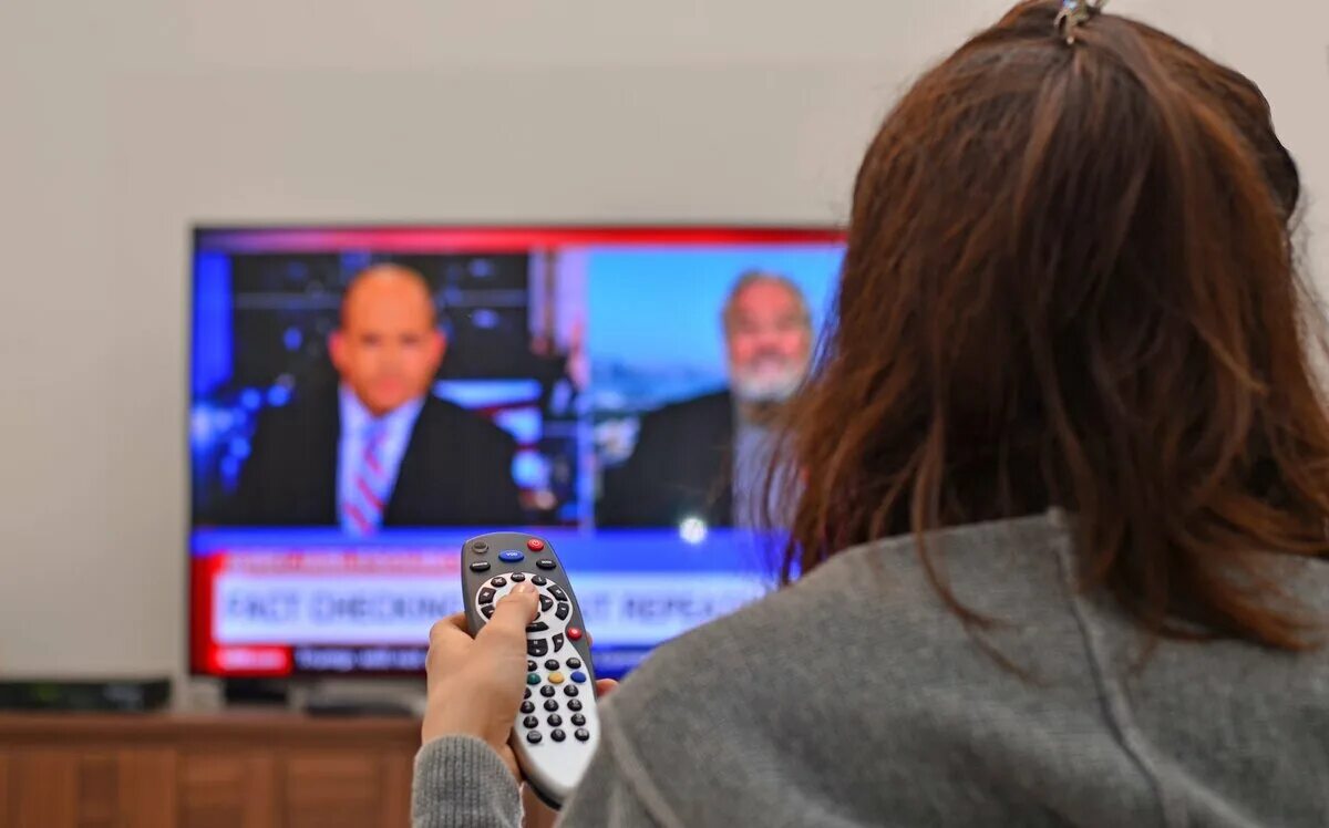 Телевизор новости. Человек смотрит новости. Экран телевизора с новостями.