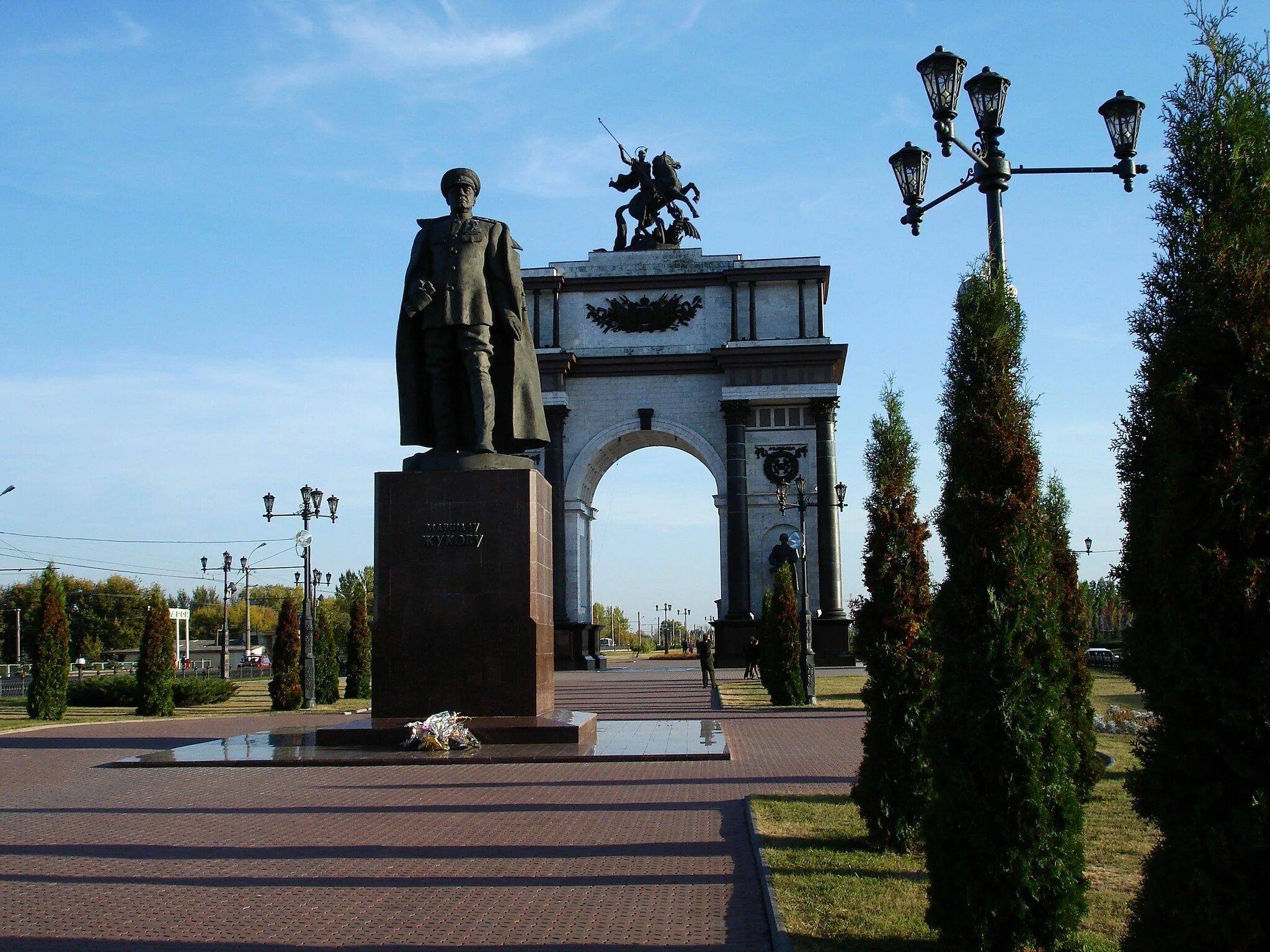 Город ниже курска. Мемориальный комплекс Триумфальная арка Курск. Триумфальная арка Курск. Мемориальный комплекс Курская дуга Триумфальная арка. Арка памятник в Курске.