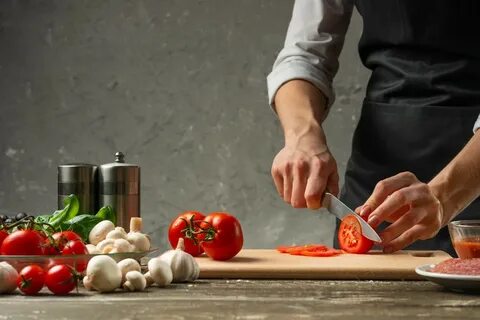 Во дворе мясо режут овощи