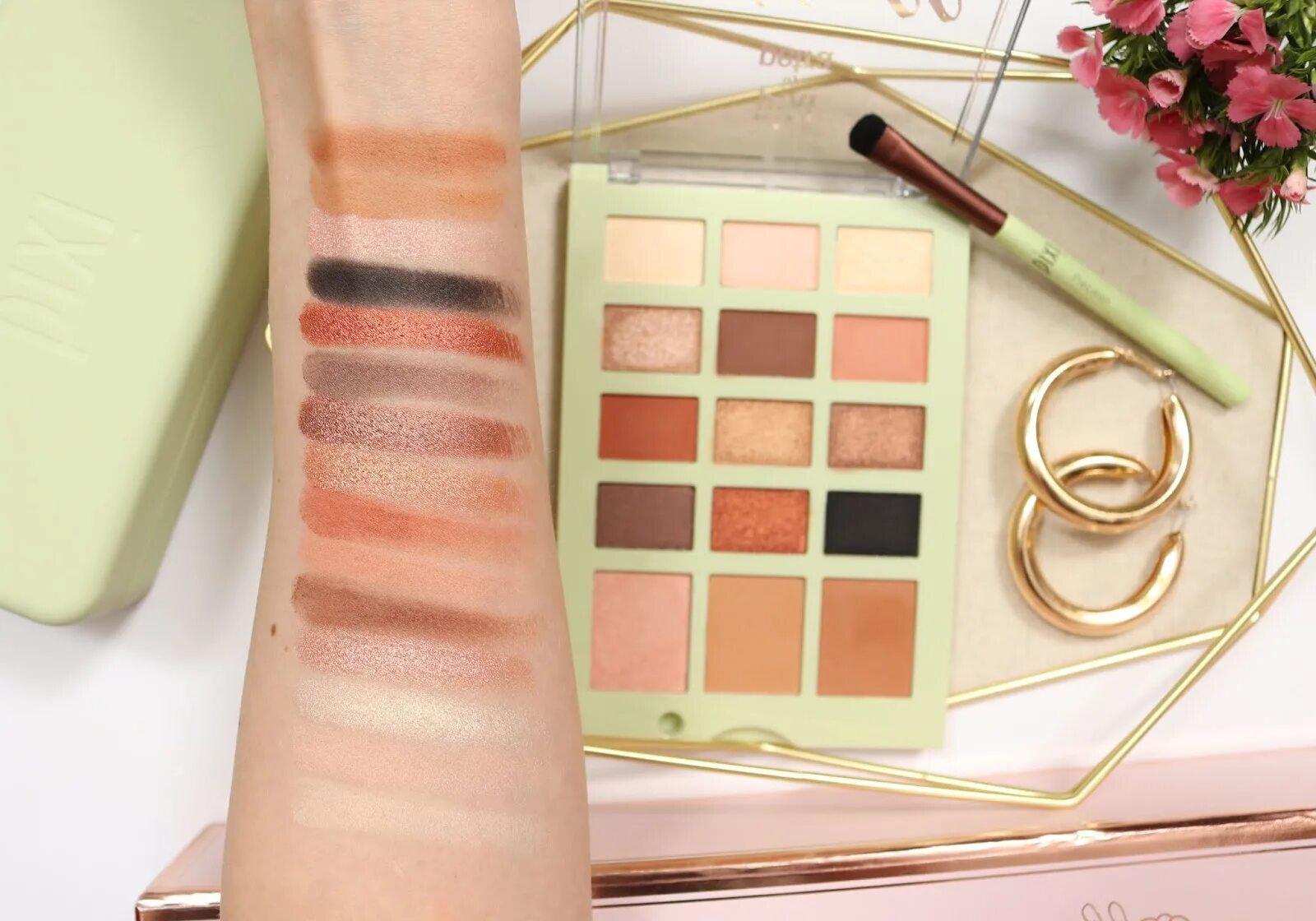 The face shop face it baked eyeshadow. Палетка хайлайтера sephora. Румяна hello beautiful. Палетка теней от шанель в коробке. Палетка пудра румяна хайлайтер.