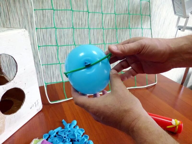 Новогодняя игрушка из пенопластового шарика своими руками. Декорируем пенопластовые шары. Каркас для шаров. Крепление пенопластового шарика на елку. Палочка держатель для воздушного шарика.