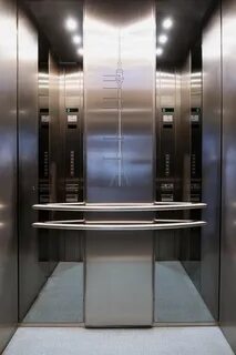 Поднимаясь в скоростном лифте