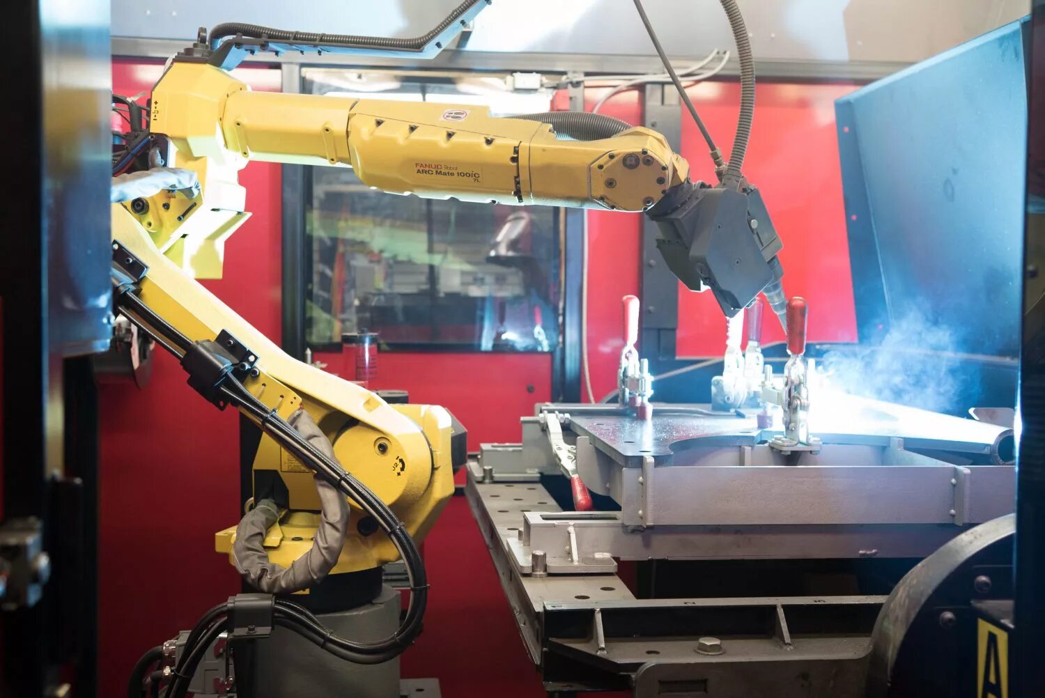 Комплекс роботизированной сварки. Роботизированный сварочный комплекс fanuc. сварочный робот kawasaki bx 100. gsk робот сварочный. робот сварочный turin.