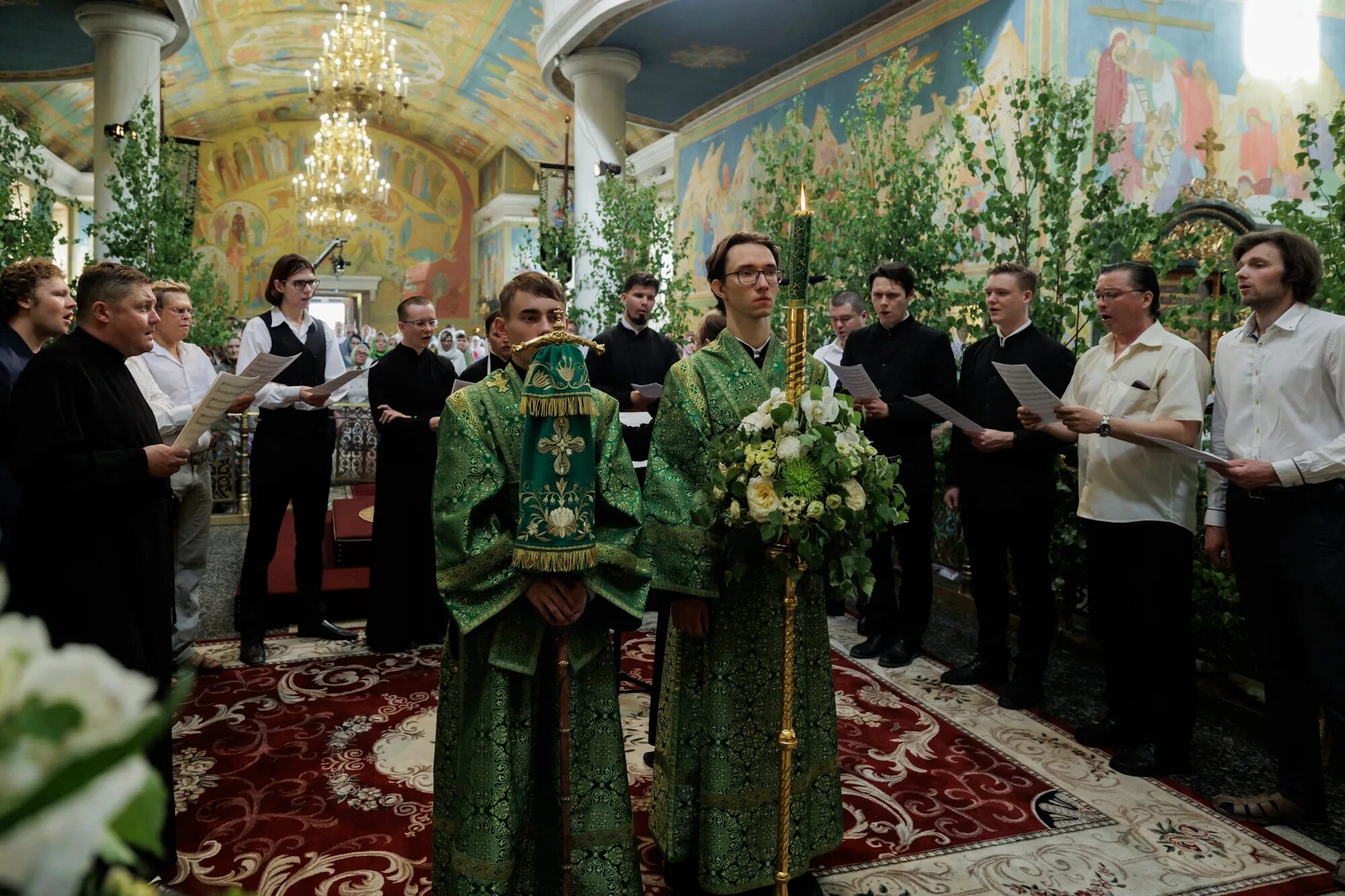 Свято троицком кафедральном соборе екатеринбург. Праздник Троица фото. День Святой Троицы. Троица в храме фото.