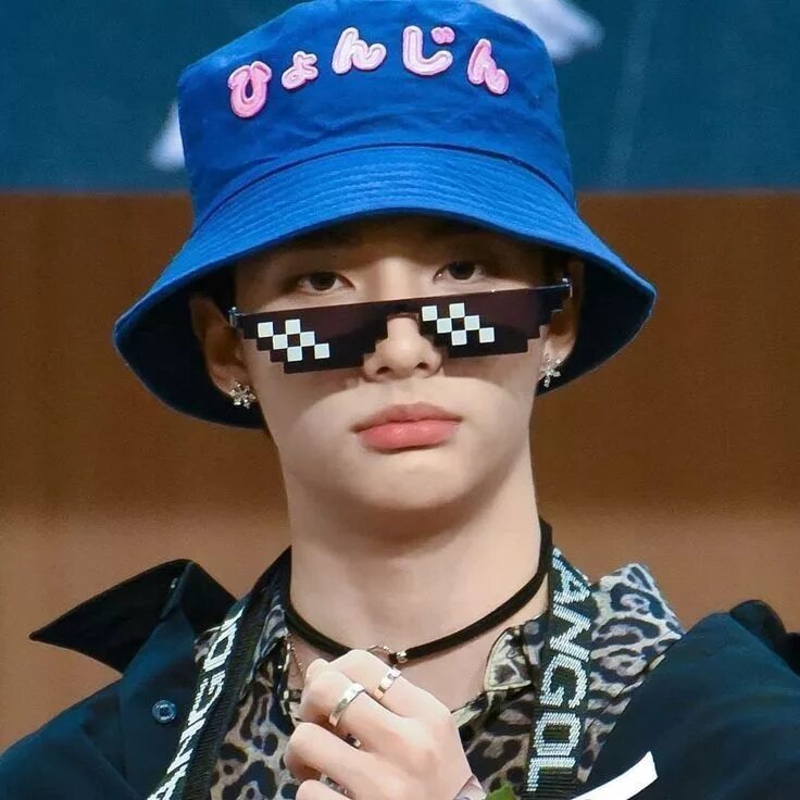 Смешные картинки stray kids. Хёнджин мем. хван хенджин из stray kids мемы. хенджин в панаме. ржачный хенджин.