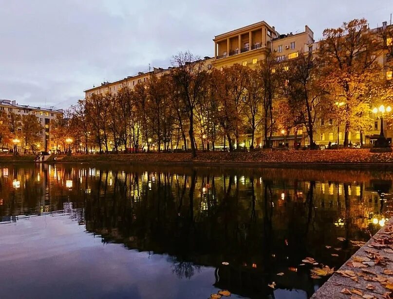 Патриаршие пруды Москва. Сквер Патриаршие пруды. Патриаршие пруды Москва 2021. Патриаршие пруды МГУ. Чем известны патриаршие пруды