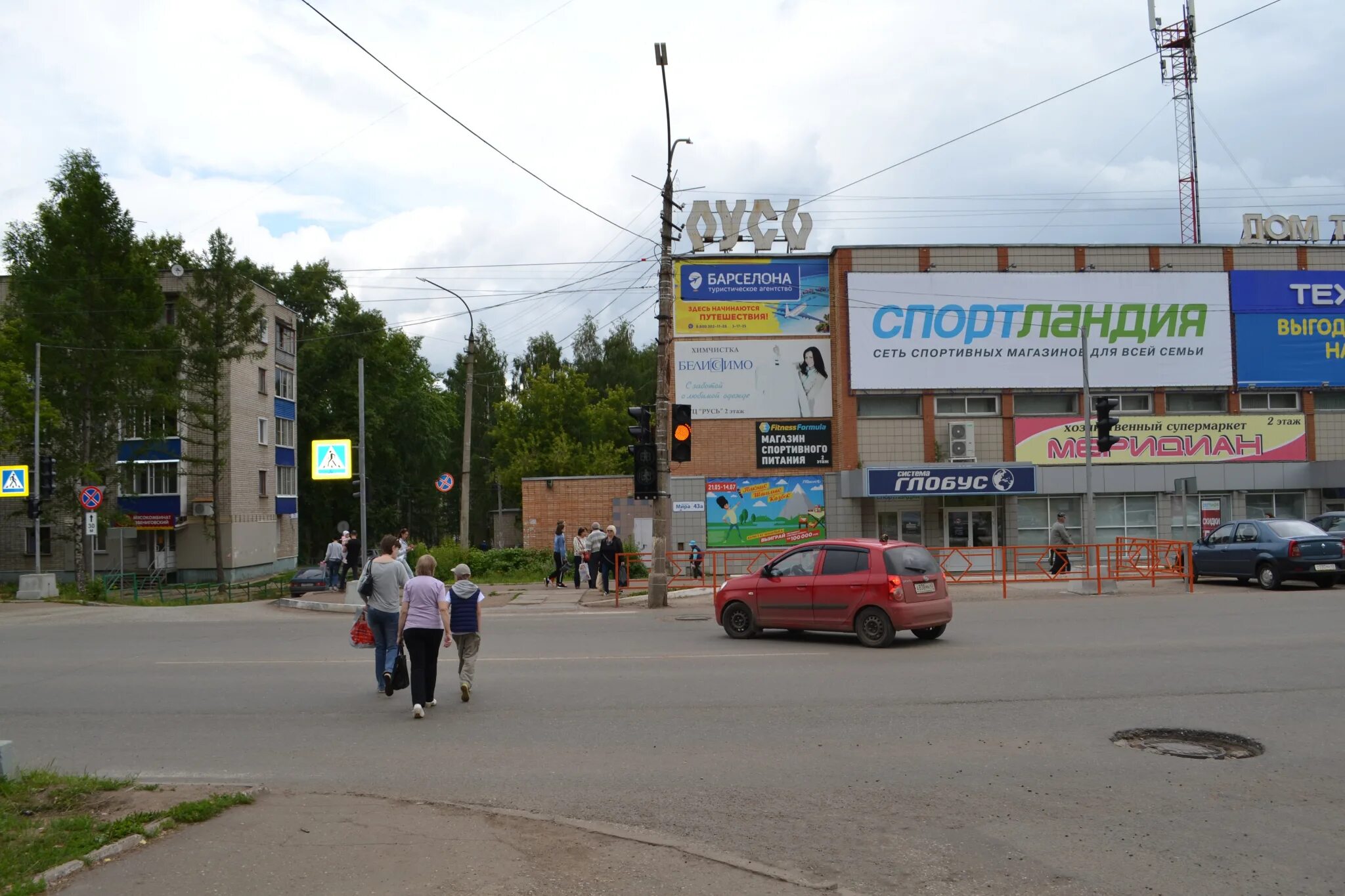 Светофор кирово чепецк. Т ц русь в кирово чепецке. тц русь рыбинск. торговый центр русь кирово-чепецк площадь здания.