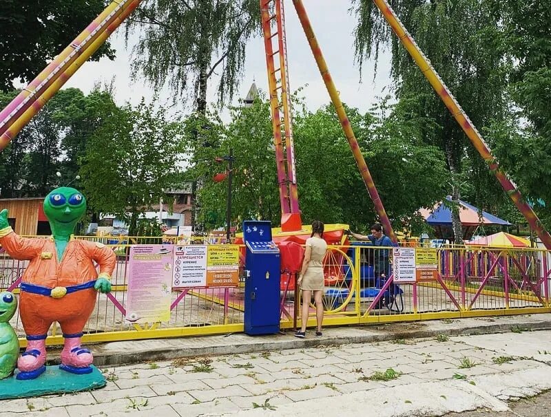 Развлечения в смоленске. Смоленск парк Лопатинский сад аттракционы. Лопатинский парк Смоленск аттракционы. Лопатинский сад Смоленск аттракционы. ЦПКИО Смоленск Лопатинский сад.