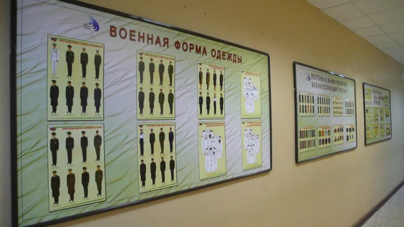 Карман для уголка потребителя. Информационный стенд деревянный. Фотовыставка на прищепках на стене. Стенды по краеведению в школе. Доска информации.