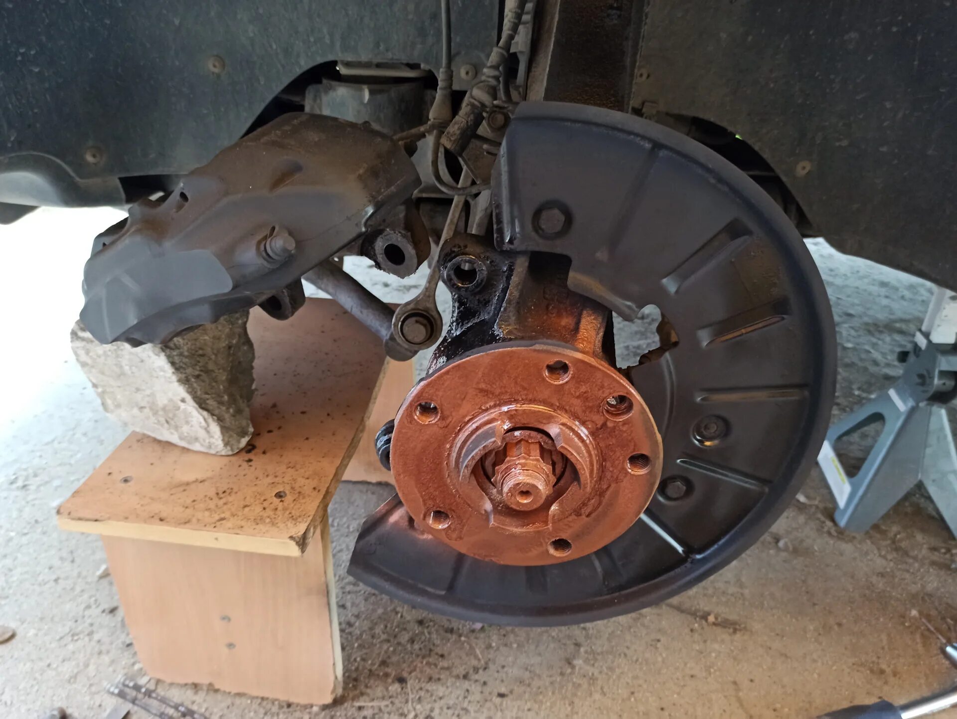 Колодки ручника туарег нф. Замена колодок touareg. Передняя тормоза volkswagen touareg. Болт переднего суппорта фольксваген туарег 2021. Колодка туарег 3.