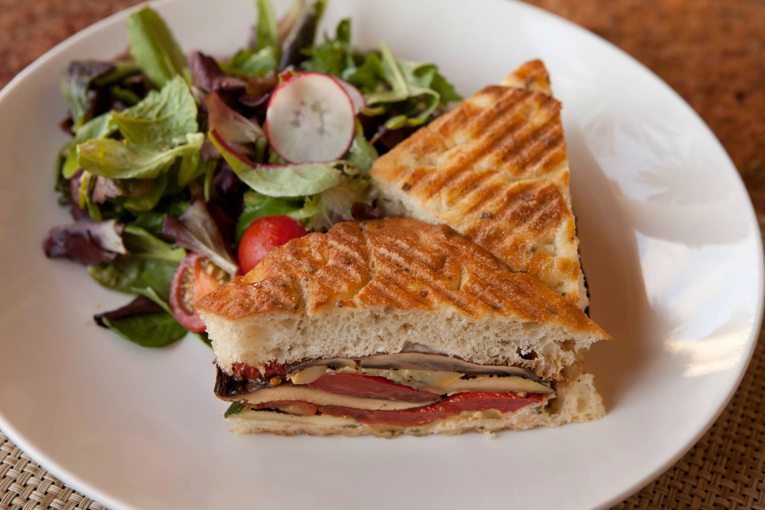 Панини итальянский сэндвич. Ланч в англии. Сэндвич на гриле. Сэндвич фреш клаб. Сэндвич с беконом.