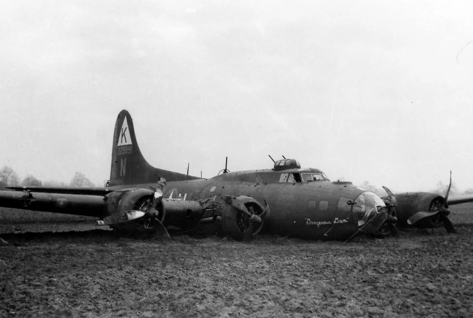 Б 17 кг. B 17 бомбардировщик. Бомбардировщик б-17 летающая крепость. Бомбардировщик f 17. Бомбардировщик второй мировой б 17.