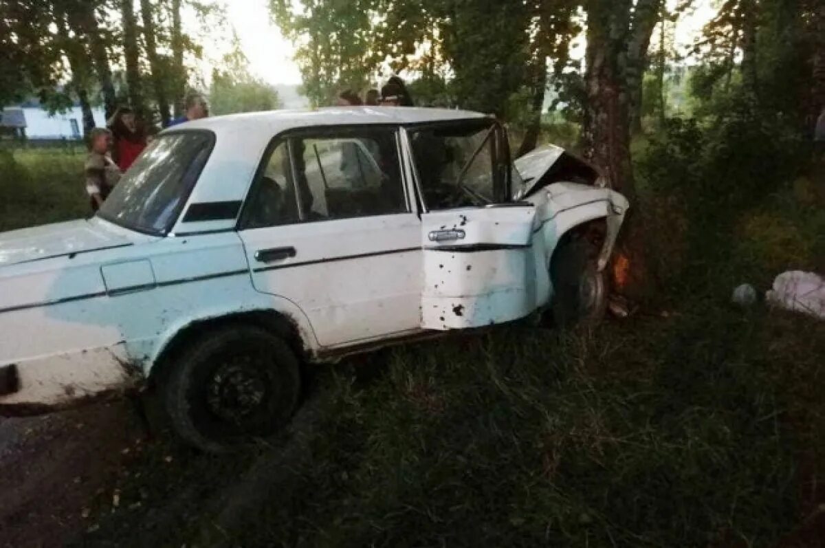 Машина врезалась в дерево. Ваз 2106 врезался в дерево. Погода в селе белово искитимский. Погода в селе белово искитимский. Ваз 2106 врезался в дерево.