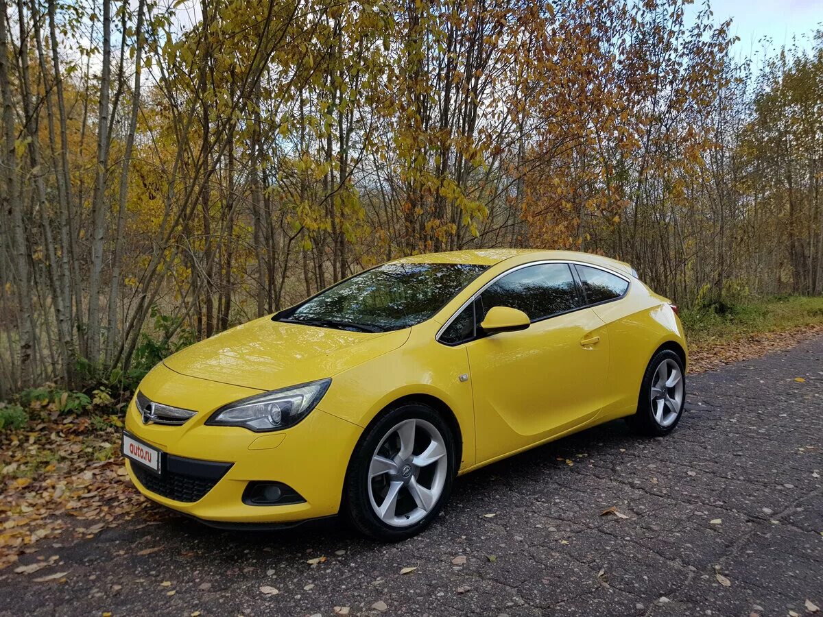Купить опель j хэтчбек. Opel Astra GTC 2012 желтый. Opel Astra GTC J Рестайлинг, 2012.