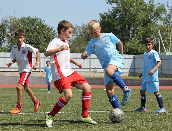 футбольная спортивная школа по футболу в высоковске. детские футбольные турниры. футбол школьники. футбольная секция для детей. школа футбола для детей.