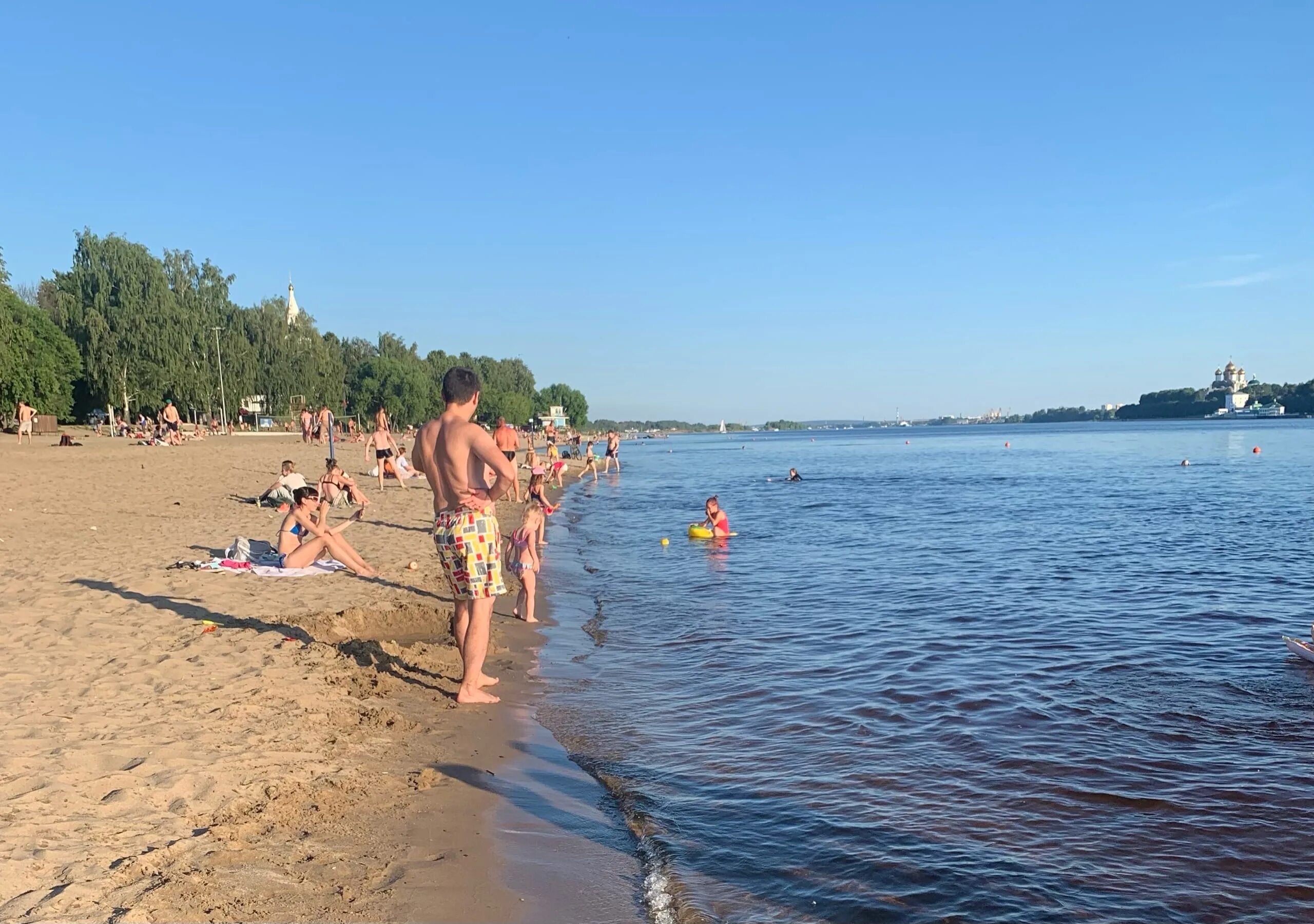 Люди на пляже. Ближайший пляж. Ярославль пляж. Благоустройство пляжа
