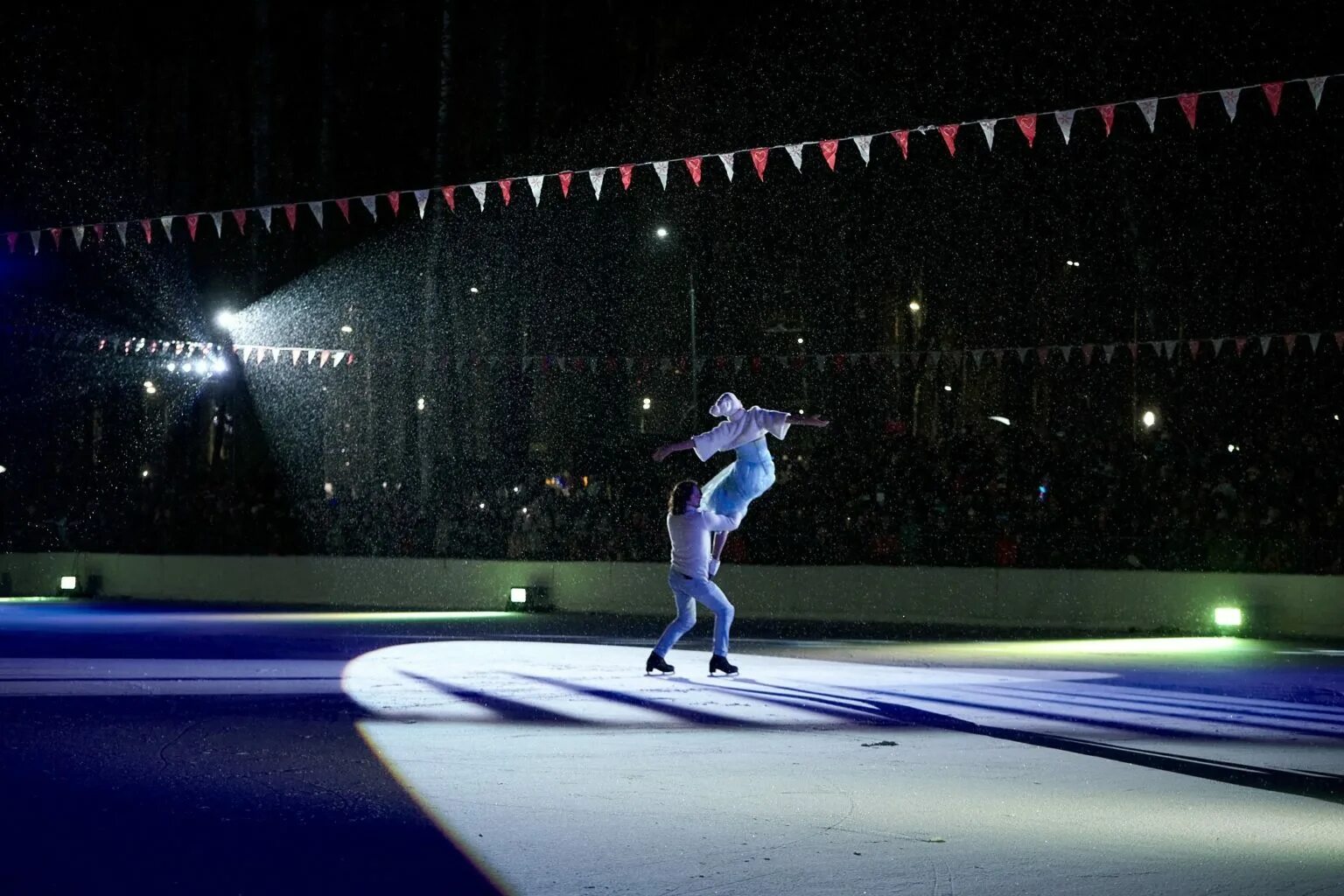 илья авербух ледовое шоу на арене 2000. юбилейное шоу ильи авербуха 6 января. шоу ильи авербуха в юбилейном. ледовое шоу ильи авербуха. ледовый дворец мурманск губернаторская елка.