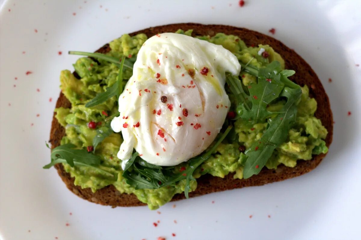 тост с авокадо и пашот. тост с авокадо и яйцом пашот. яйцо пашот с авокадо и хлебом. тост с авокадо и яйцом пашот. тост с авокадо и пашот.