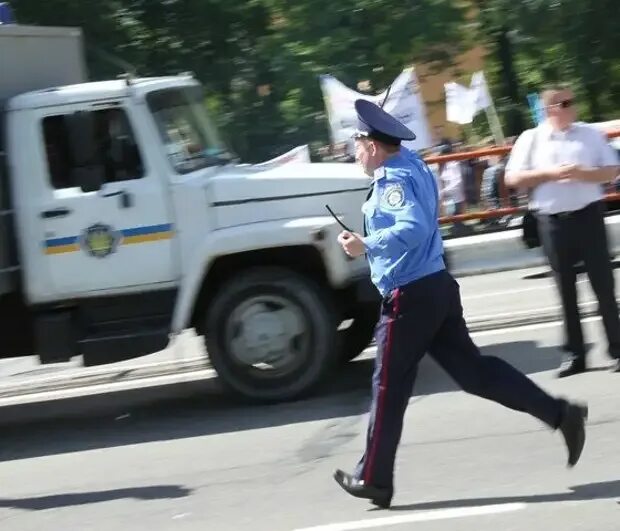 Гонимся за преступниками. Полиция бежит. Человек бежит от полиции. Полицейский убегает.