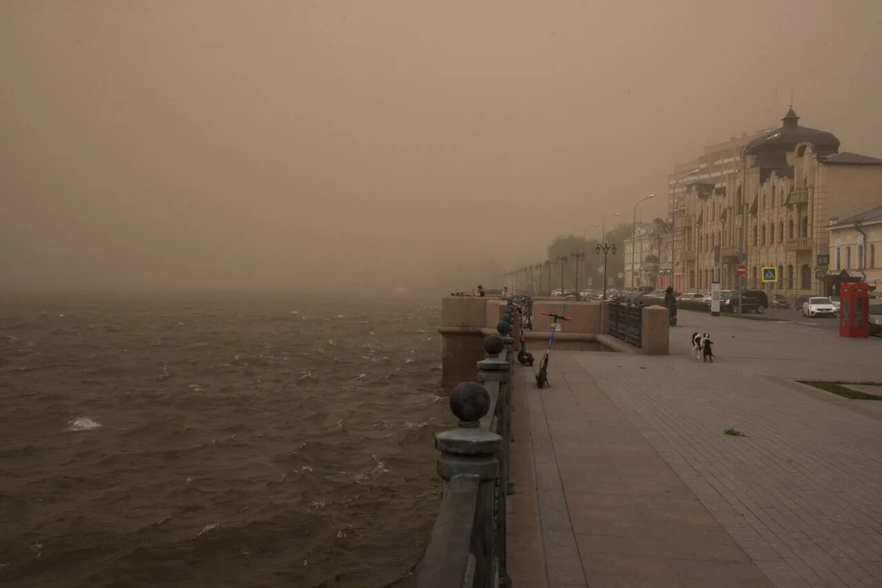 Пыльный город где то. Пылевая буря Астрахань 2021. Пыльная буря в Астрахани. Песчаная буря в Астрахани. Пыльная буря в Астрахани 19 мая 2021 года.