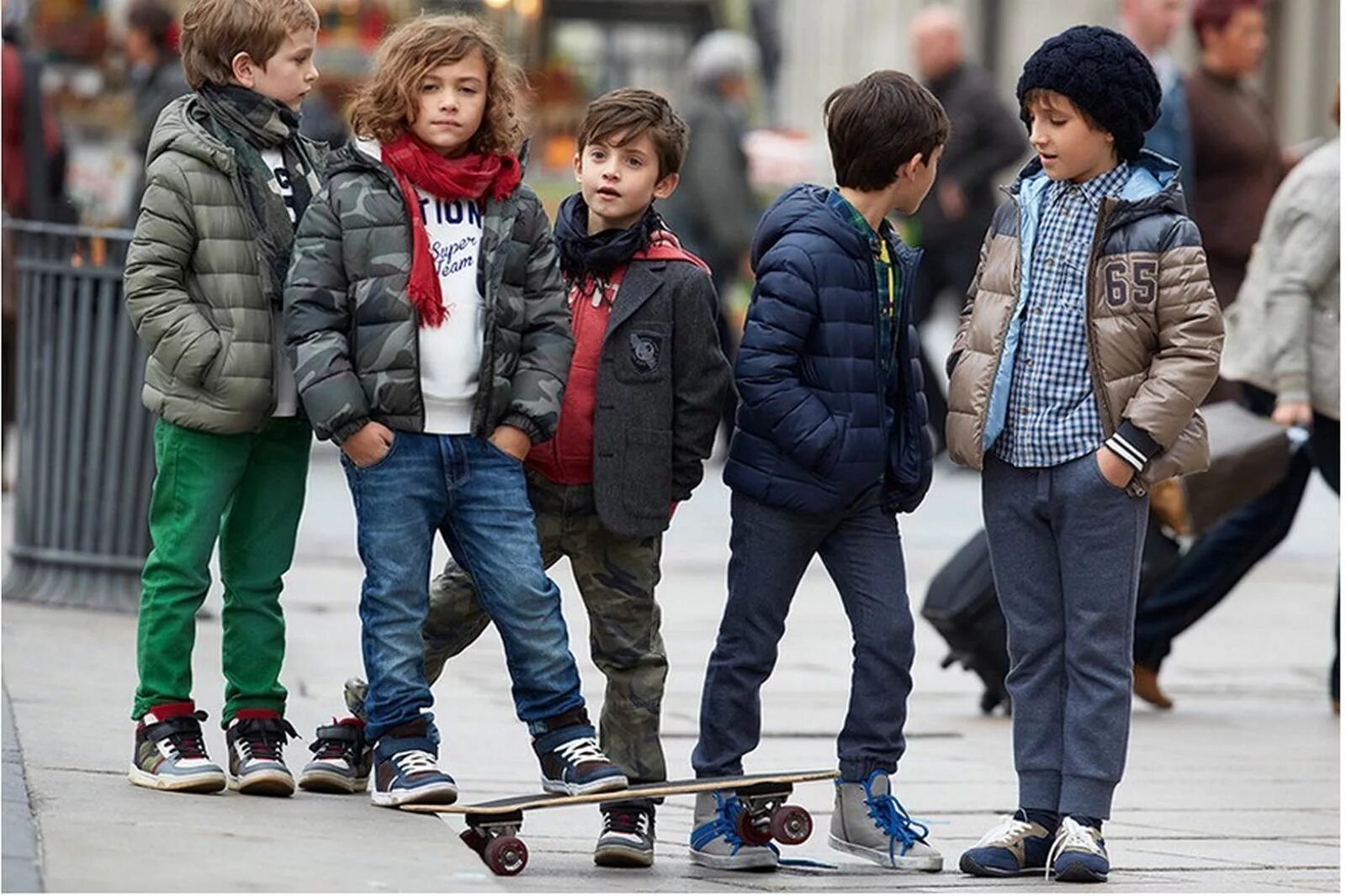 Много мальчиков смотрело. Стильный мальчик. Модные дети. Модные детки. Модные дети на улице.