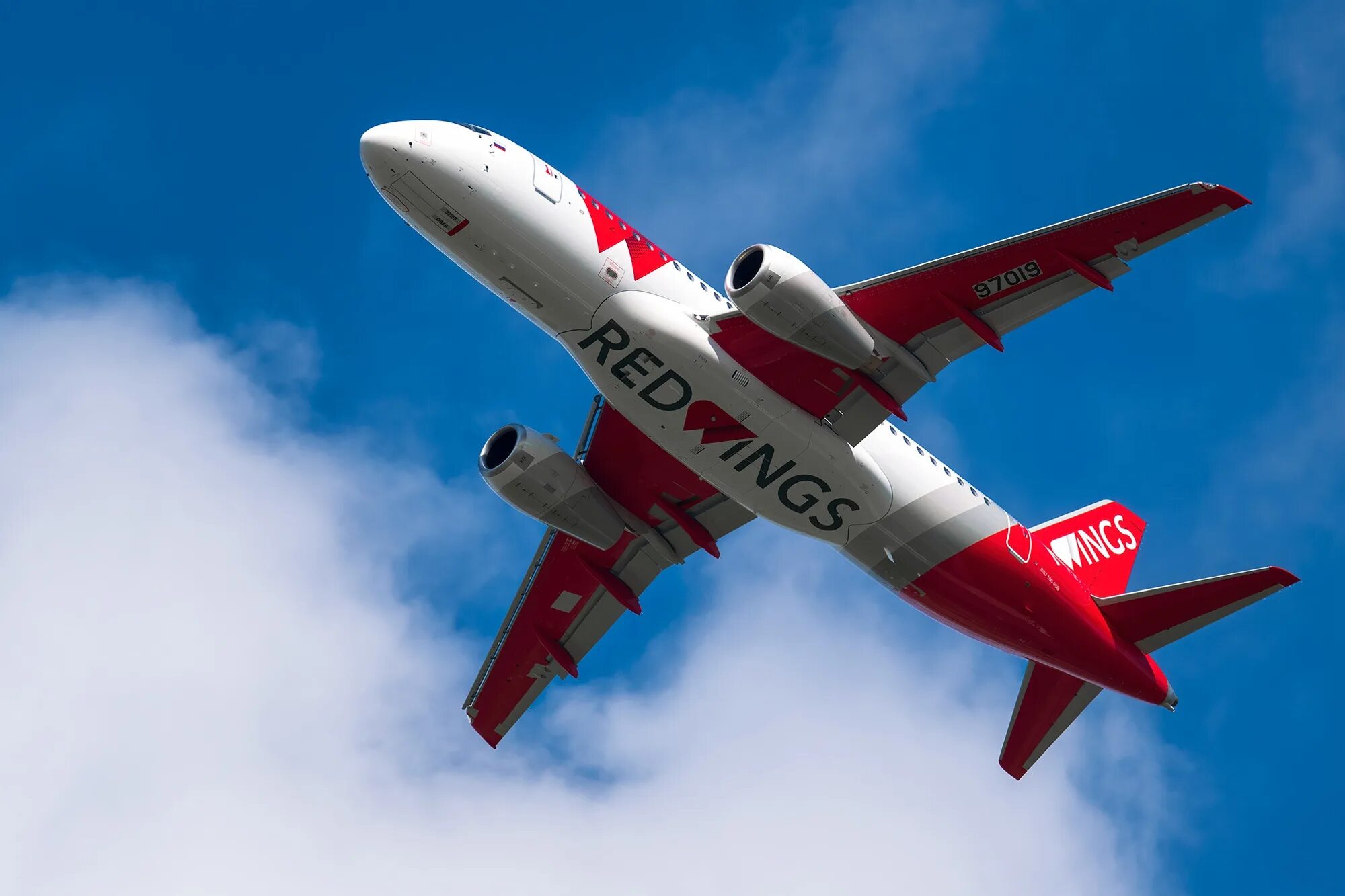 Суперджет 100 ред Вингс. SSJ-100 самолет Red Wings. Сухой Суперджет 100 Red Wings. Sukhoi Superjet 100 ред Вингс. Самолет wings купить