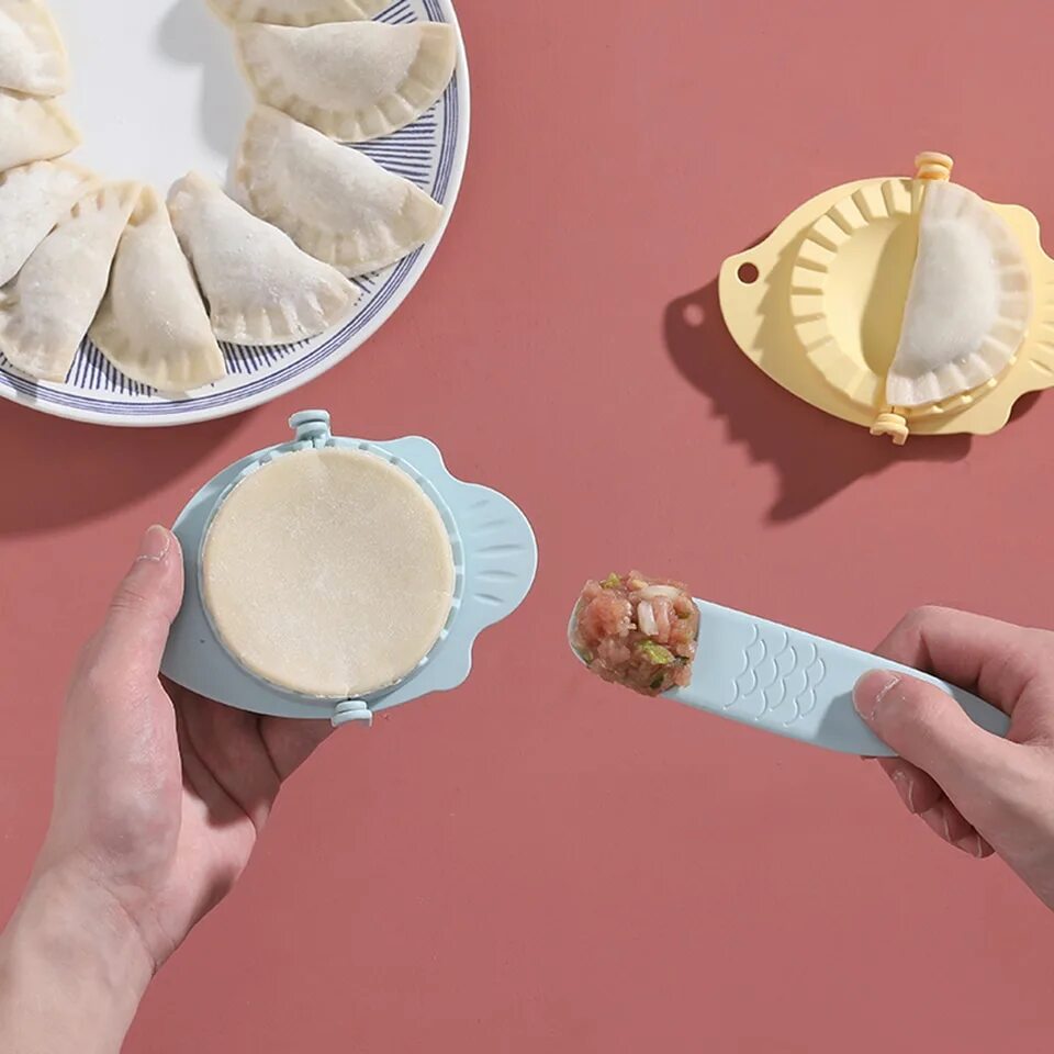 Изготовление вареников. Dumpling Mould приспособление для лепки пельменей. Dumpling Mould приспособление для лепки пельменей механическая упаковка. Приспособление для лепки вареников и равиоли. Формочка для лепки вареников.