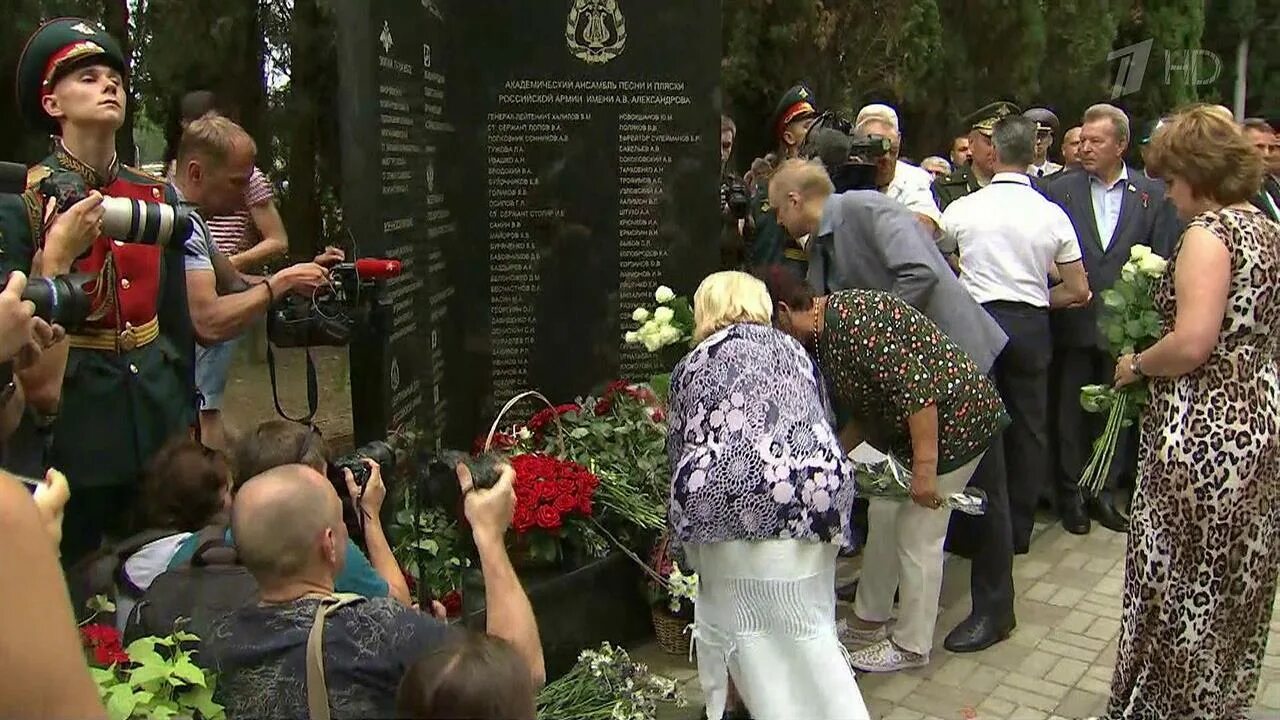 Трагедия 25 декабря 2016 ту 154. Прощание с погибшими ансамбль александрова. Ту 154 катастрофа сочи 2016. Ту 154 2016 крушение над черным морем. Мемориал памяти погибших ансамбля александрова.