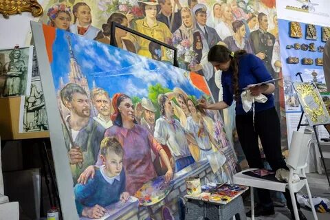 Люди посещающие выставки