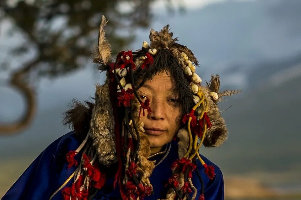 Алтайцы шаманы. Камлание шамана Хакасия. Хакасы Шаманизм. Шаманская болезнь это