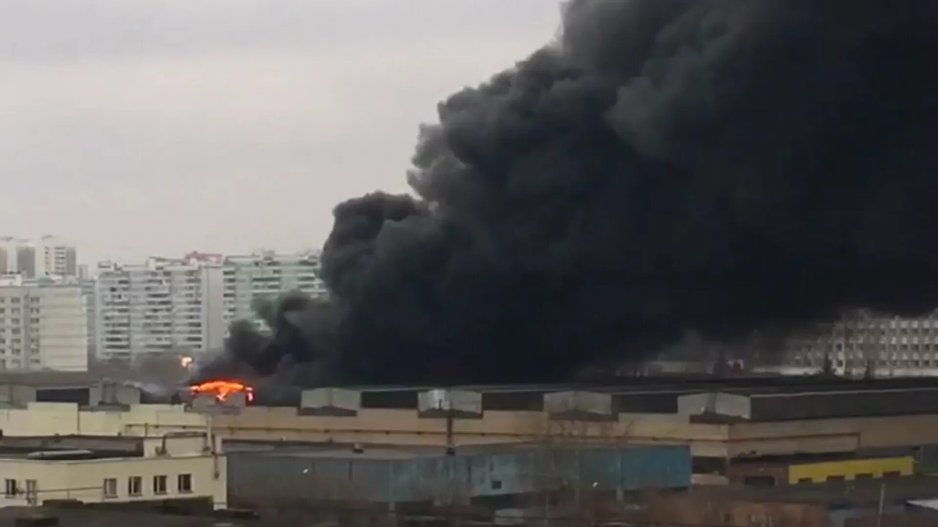 Что горит на варшавке сейчас. Пожар на варшавском шоссе сейчас. горит склад в москве сейчас. пожар в москве сегодня на варшавском шоссе. горит склад в красногорске.