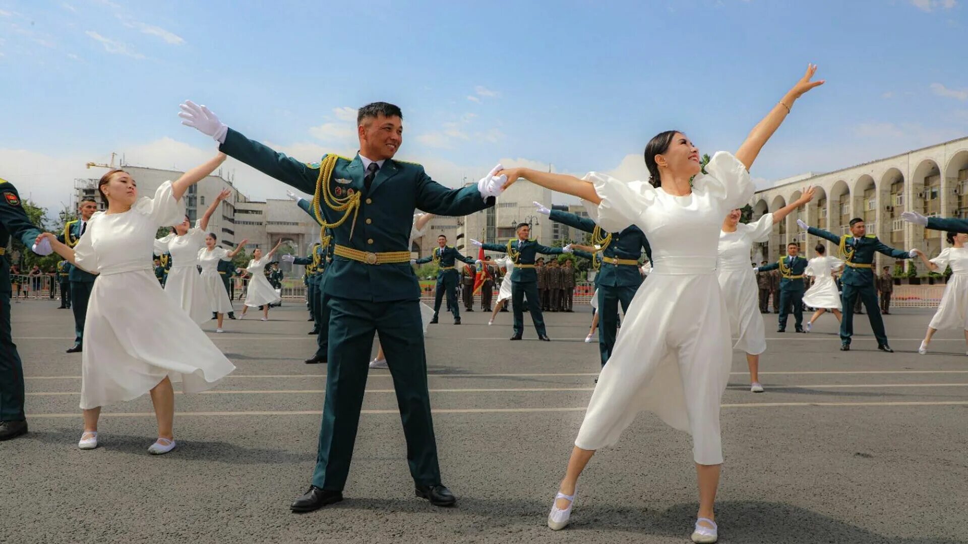 Киргизы 2023. Выпуск офицеров. Выпуск офицеров фотосессия. Военные Кыргызстана. Rshusppcrbt ECS.