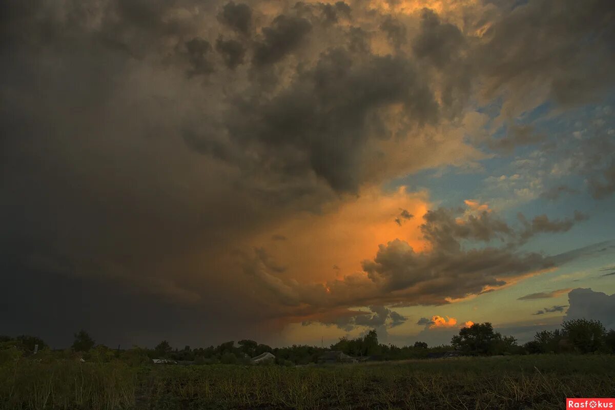 зарница природное явление. карелия в конце октября. летняя ночь. река ночью. грозовые тучи.