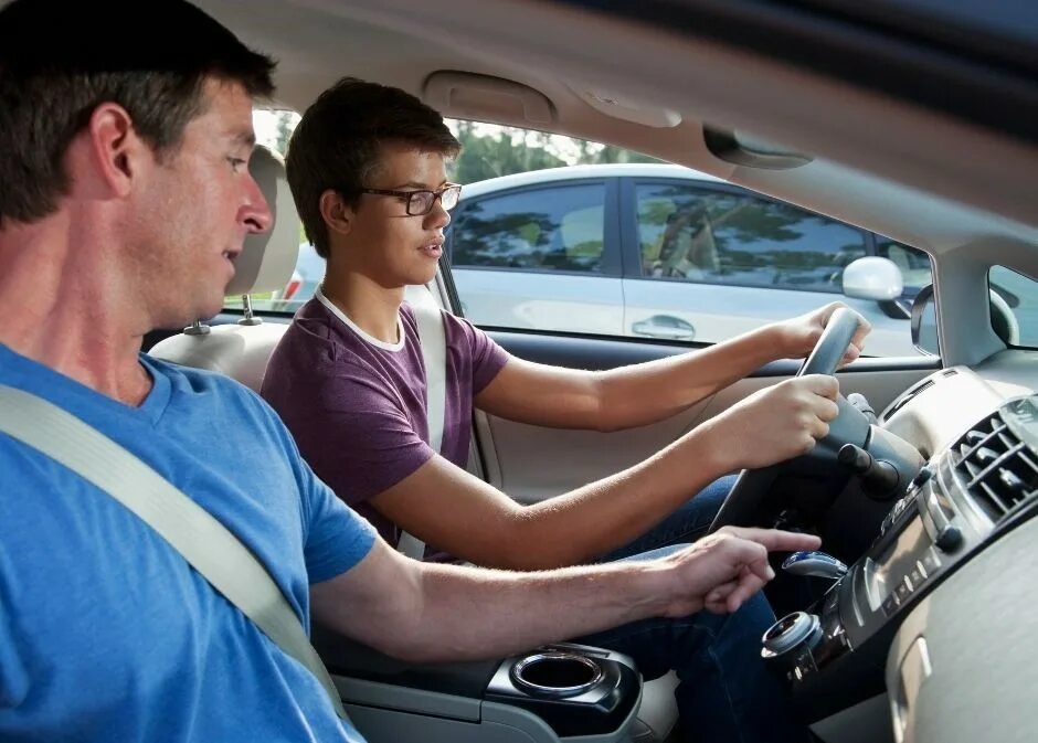 You must to drive. Инструктор автошколы. Подросток в автошколе. Первый урок вождения. Чел с инструктором в машине.