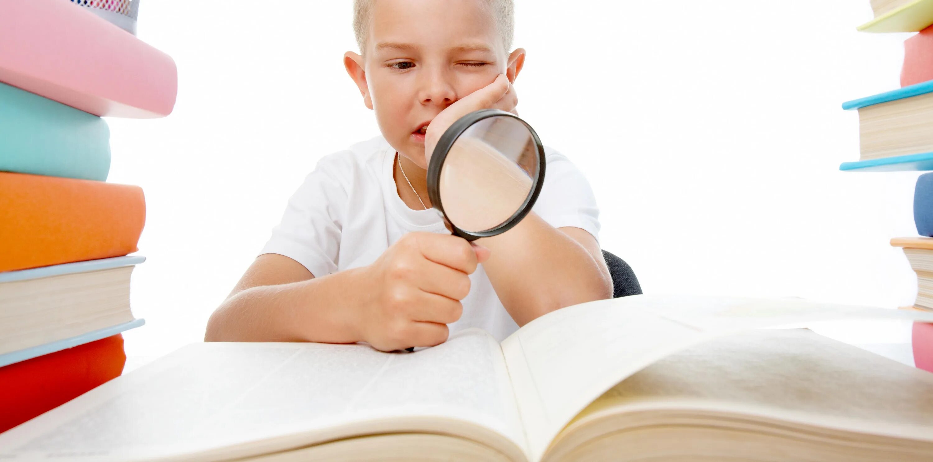 видит до 8 лет. сделали девочкой. ребенок 7 лет. мальчик с лупой и книжкой. мальчик.