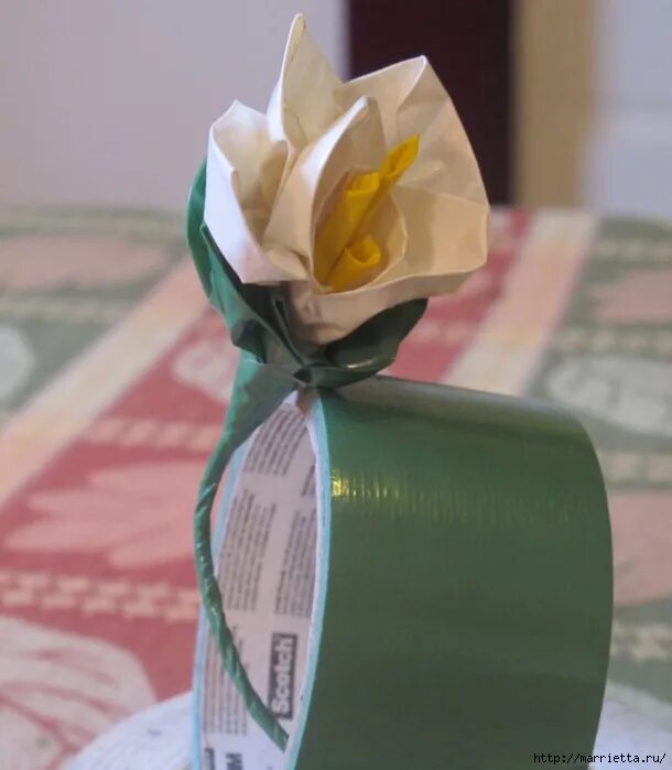 Копилка из втулки от скотча. Красиво перевязать подарок лентой. Упаковка подарка без скотча. Бумажные конверты для упаковки подарков. Что сделать из бумаги и скотча.